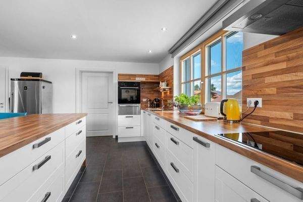 Küche im EG mit Zugang zur Speis