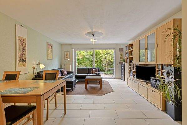 Wohn - und Essbereich mit Zugang zur Terrasse