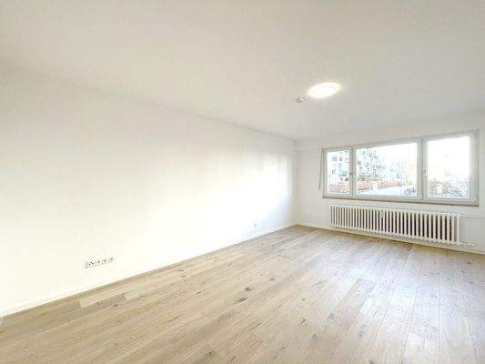 Weiterer Blick durch das große helle Wohnzimmer