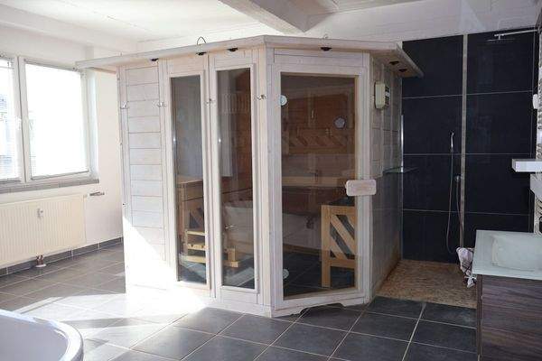 Erdgeschoss-Sauna-Badezimmer