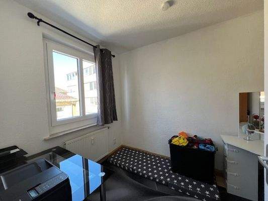 Arbeits-/Kinderzimmer mit Fenster nach Westen