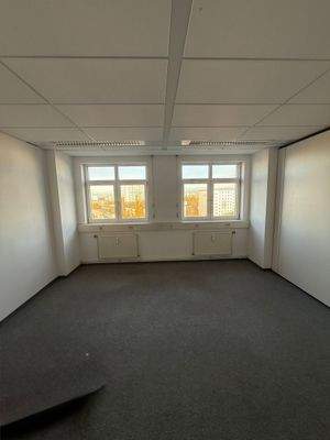 Leeres Büro mit Fenstern