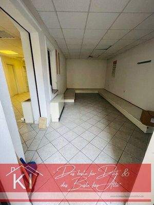 Nebeneingang zum EG/ Gewerbe/ Verkaufsfläche