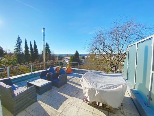 große Dachterrasse mit freiem Blick