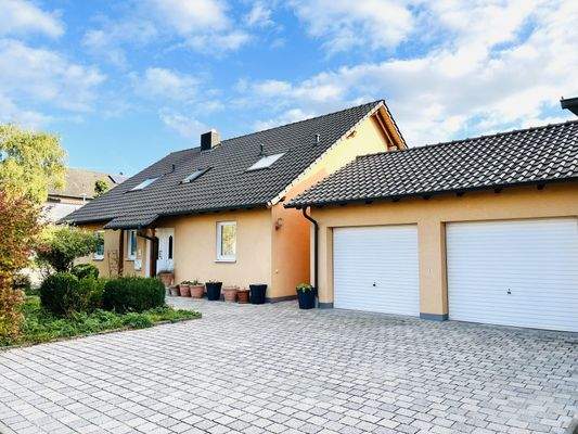 Nordwestansicht mit Doppelgarage, Hof und Vorgarten