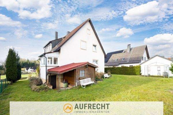 Hausansicht mit Garten