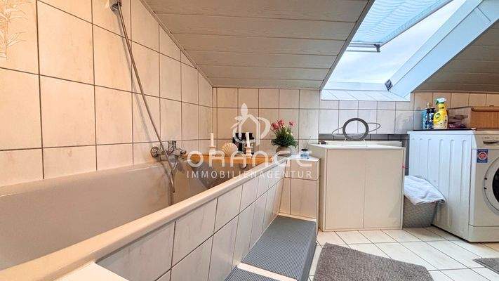 Badezimmer mit Badewanne und Dusche