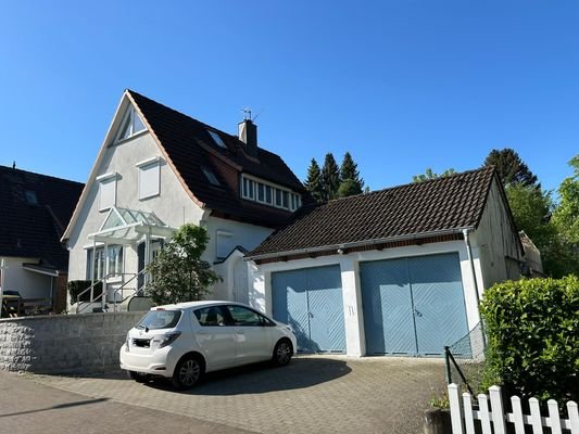 Front mit Garage