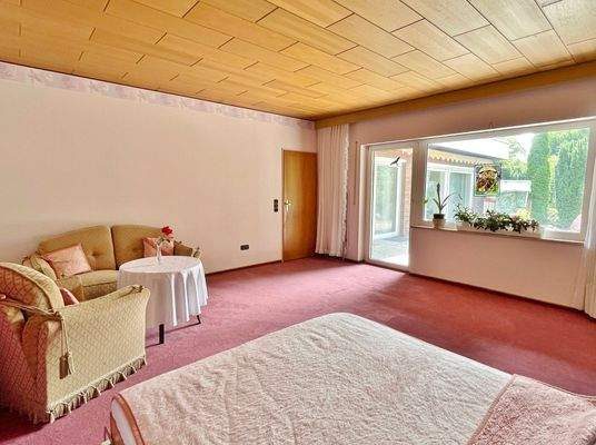 Hauptwohnung: Master-Schlafzimmer mit Terrassenzugang