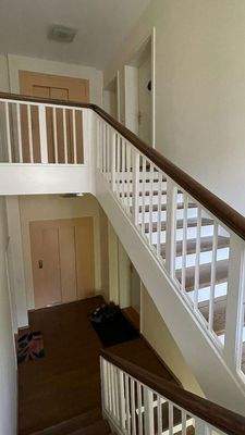 Zwei Eingänge mit Lift