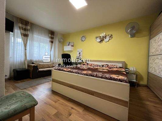 Schlafzimmer mit großer Fensterfront