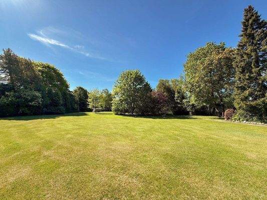 Weiter Blick in den nicht einsehbaren Park... 