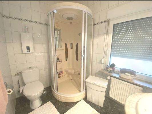 OG Bad 2 mit Dusche und Fenster
