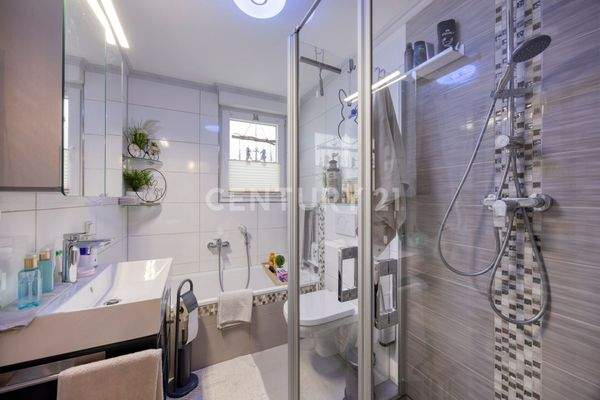 Hochwertiges Tageslichtbadezimmer EG