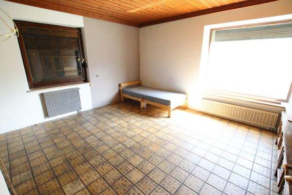 Wohn- und Geschäftshaus in Keutschach-Höflein mit 1.892m² Grundstück und 3 XXL-Garagen Nähe Rauschelesee mit vielen Verwendungsmöglichkeiten!