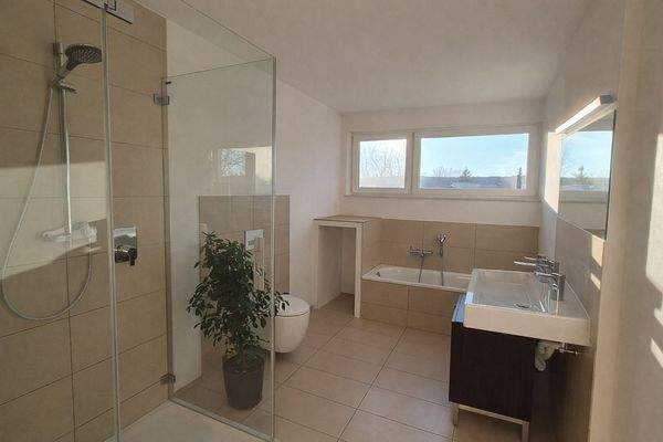 Modernes Badezimmer mit viel Tageslicht Wanne und Dusche