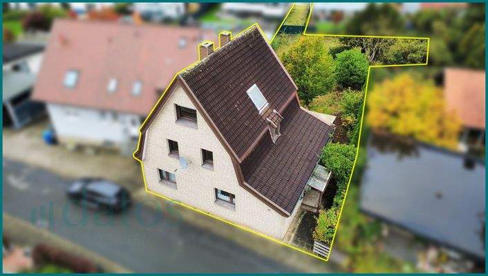 Dronenansicht von der Straßenseite