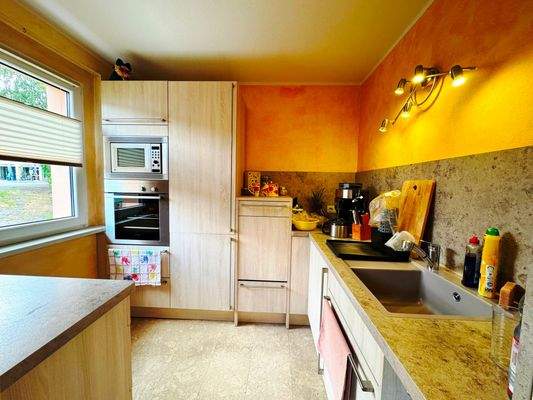 Küche mit Einbauküche