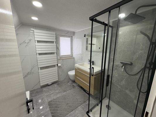 Badezimmer mit Dusche