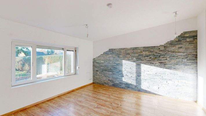 Wohnzimmer mit Steinwand