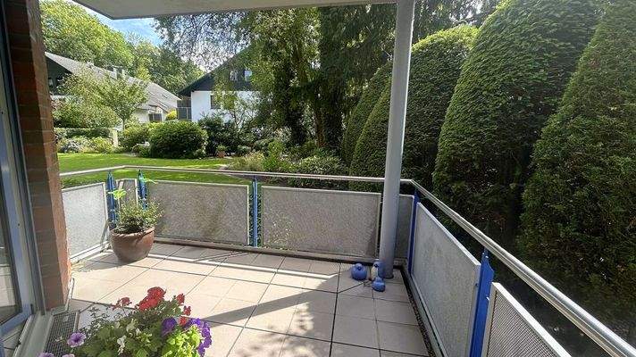 Balkon vom Wohnzimmer aus zugänglich mit süd-westlicher Sonnenausrichtung