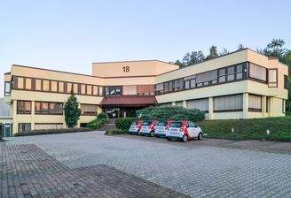 Gebäudeansicht/Parkplatz