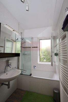 Tageslichtbad mit Wanne