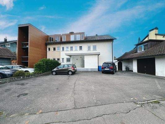 Hauseingang und Stellplätze.jpg