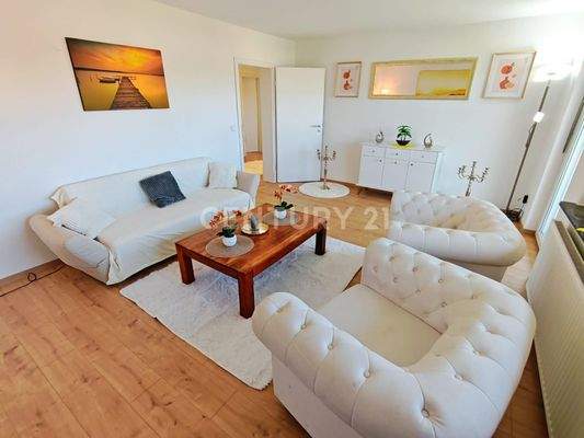 Lichtdurchflutetes Wohnzimmer