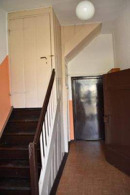 Mittelflur + Treppe zum DG
