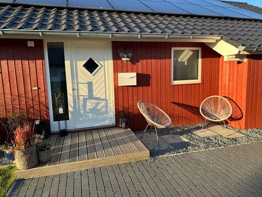 Hauseingang und kleine Terrasse