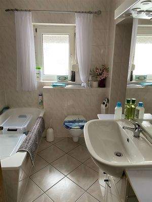 Tageslichtbad mit Wanne + Dusche