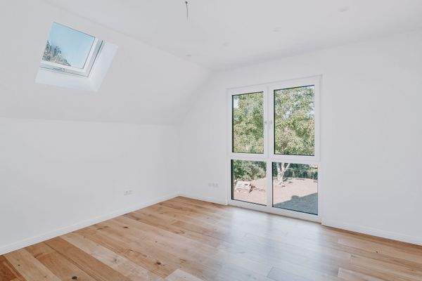 2 Kinderzimmer mit bodentiefen Fenstern im Obergeschoss