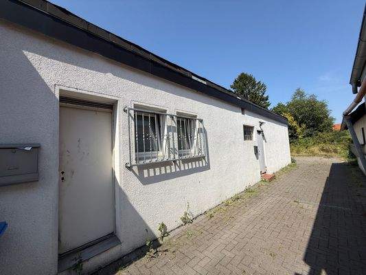 Nebeneingang Zufahrt rückwärtiger Bereich