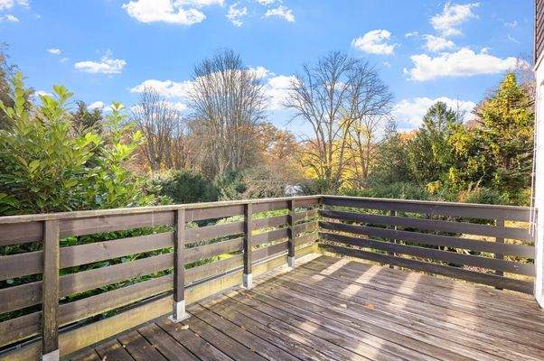 Großer Balkon mit Blick über das eigene Grundstück