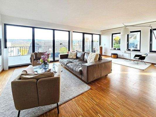 Wohnbereich mit Balkonzugang