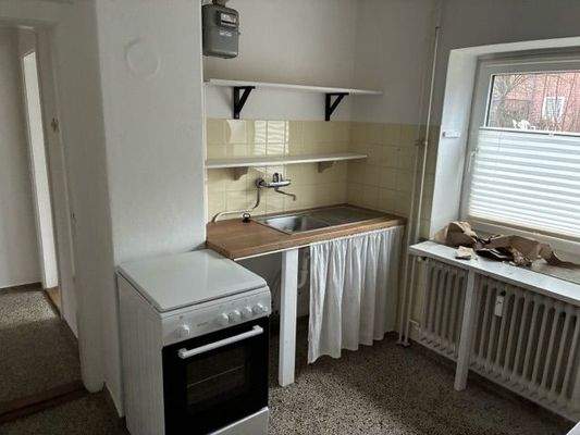 Küche mit Spüle und E-Herd