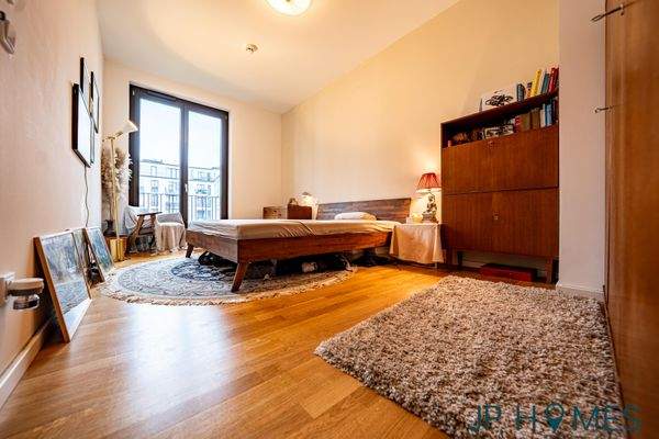 04_Schlafzimmer mit Blick in den Innenhof