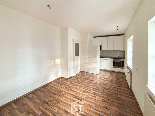 Wohnraum mit Einbauküche