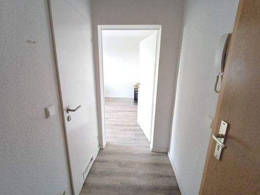 Moderner Korridor mit Tür