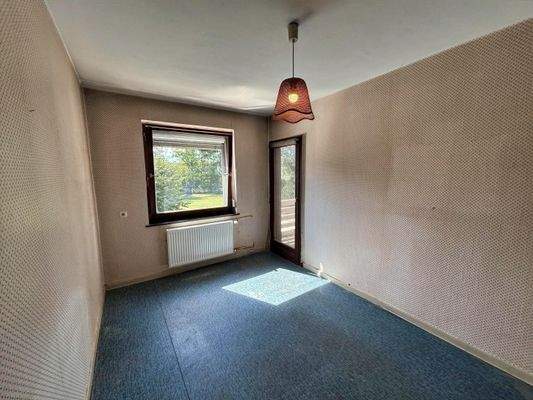 Zimmer II mit Zugang zum Balkon im 1. OG