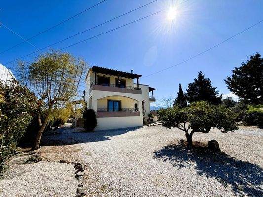 Villa mit Panoramablick auf Meer und weiße Berge auf einem 5.159 m² großen Privatgrundstück