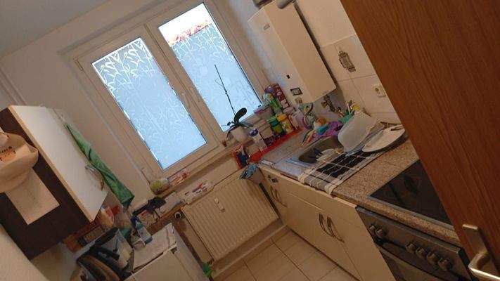 Kleine Küche mit Geräten