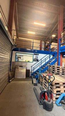 Halle EG mit Blick auf das Büro und Treppe