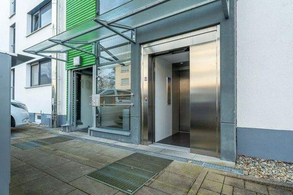 Aufzug & Eingangsbereich