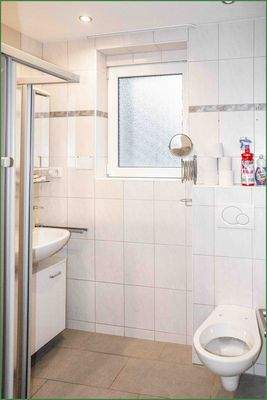 Badezimmer mit Dusche im EG