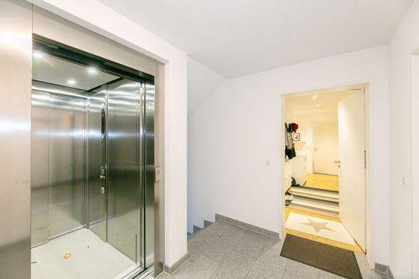 Wohnungseingangsbereich+Aufzug