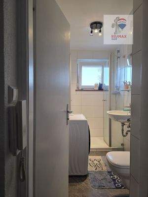 Bad mit Dusche, WB, WC und WM-Anschluss