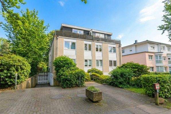 Straßenansicht mit Garagenzufahrt (saisonale Anpassung durch KI)