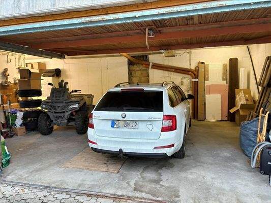 Doppelgarage mit Platz für ein weiteres Fahrzeug
